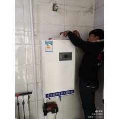 電采暖鍋爐：安裝10千瓦的微波電采暖鍋爐，可供100平米房屋取暖，4200元(免費(fèi)保修10年）。現(xiàn)鉅惠安裝價(jià)3700元。每村三戶(hù)，數(shù)量有限，先購(gòu)先得。